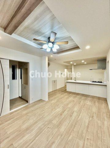 江戸川区北小岩6丁目新築分譲住宅の居間・リビング|【リビングダイニング】一日の中で多くの時間を過すことになるリビングダイニングだからこそ、いつも穏やかな空間であることが必然。爽やかな通風と採光を存分に感じる事が出来る空間です。