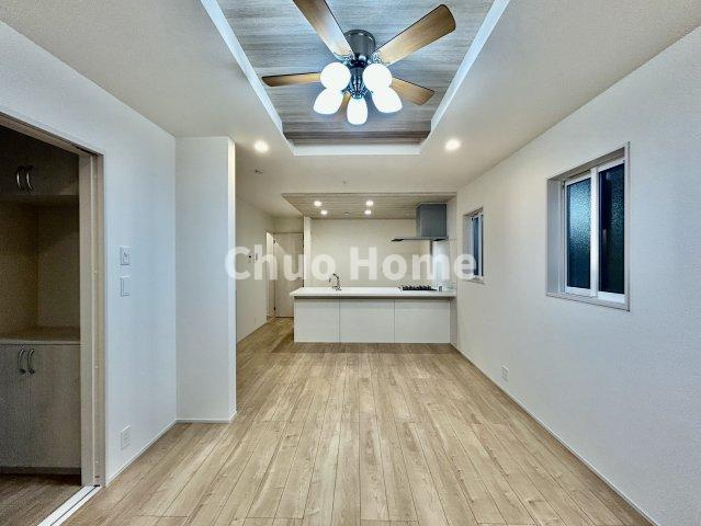 江戸川区北小岩6丁目新築分譲住宅のダイニング|【ダイニング】忙しい朝でも、しっかり家族が揃って食事をして頂けるゆとりある大きさのダイニングスペース。奥様が作る手料理をカウンター越しに受けとって頂き、テーブルで囲む素敵な時間を存分に愉しんで下さい。