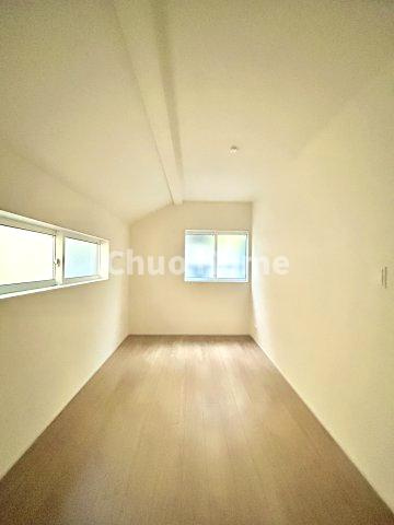 江戸川区北小岩6丁目新築分譲住宅の寝室|【寝室】心と体をゆったりと安らげる主寝室。寝室のゆとりが大きい分だけ、暮らしの安らぎは深まります。一日の疲れを癒すだけでなく、ご夫婦の親密な語らいを紡ぎ出します