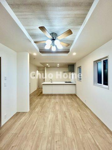 江戸川区北小岩6丁目新築分譲住宅の居間・リビング|【居間・リビング】「ＬＤＫは家族団らんをデザイン」広いＬＤＫでは家族が集まり一緒の時間を過ごせる工夫がされております。何気ない一日の当たり前のひとコマがいつか一生の宝物になります