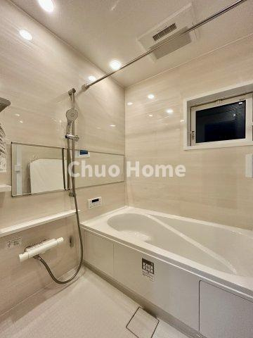 江戸川区北小岩6丁目新築分譲住宅の浴室|【バスルーム】暖房換気乾燥機付きシステムバスルーム。暖房・冷風・換気・乾燥など、毎日を快適に過ごせるうれしい機能が揃っています。雨の日の洗濯物も安心です。