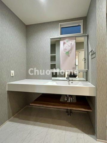 江戸川区北小岩6丁目新築分譲住宅の独立洗面台|【洗面化粧台】洗面化粧台には三面鏡を採用。身だしなみを整えやすい事はもちろんですが、鏡の後ろに収納スペースを設ける事により、散らかりやすい洗面スペースをすっきりさせる事が出来るのも嬉しいですね