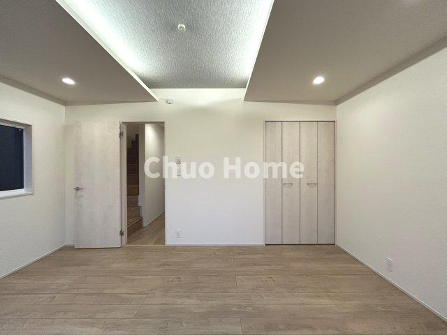 江戸川区北小岩6丁目新築分譲住宅の洋室|【洋室】快適に過ごす条件は、一人ひとり違います。だからこそ飾り過ぎないシンプルな内装と偏り過ぎないデザインで統一しております。居住していく中でオーナー様だけの【マイホーム】に創り上げて下さい