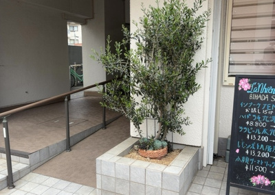 【庭】 | 成和スカイハイツ淵野辺 | 物件によっては、入居者が個人的に使用できる専用庭がついているものもあります。また、住宅の中にある土間の部分を庭と呼ぶこともあります。庭の用途は住む人によって変わり、それによってデザインもさまざまです。
