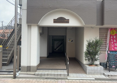 【エントランス】 | 成和スカイハイツ淵野辺 | マンションのエントランスには、もともと風よけや防犯の役割がありますが、マンションによって宅配ボックスなどの設備が備わっている所もあります。日々の生活をイメージしながら生活しやすさをチェックしましょう。
