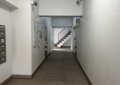 【受付】 | 成和スカイハイツ淵野辺 | 受付はマンションコンシェルジュがいる場合もあれば、管理人が滞在する小部屋を総称して呼ぶことがあります。主にエントランスに設置されていることから、防犯面でも期待ができます。防犯設備がない場合はより安心！