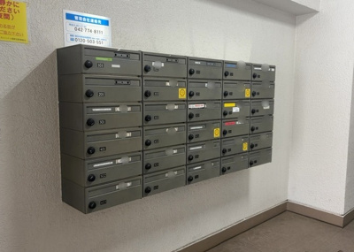 【設備】 | 成和スカイハイツ淵野辺 | エントランス付近に設置されている集合ポストは、住んでいる部屋と離れているため、ポストをあさるなど誰かに何かされていても被害に気づきにくいです。入居する時には他人に特定されにくい番号で鍵をかけましょう！