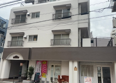 【外観】 | 成和スカイハイツ淵野辺 | 道幅が広い場所は日当たりや風通が良好です。幅が広いのですれ違いも可能ですし大きな車でも駐車可能！一方で、大型車が通ることも多くなるため交通量の増加により騒音に繋がります。また土地の値段が高くなります。