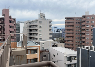 【展望】 | 成和スカイハイツ淵野辺 | 眺望を気にして物件を探す場合、前面に建物が建っていないか現地で確認しましょう！前面に建物があると景色はもちろん、日当たりや風通しにも影響が出てきます。住んだ時のことを想像しながら現地見学をしましょう。