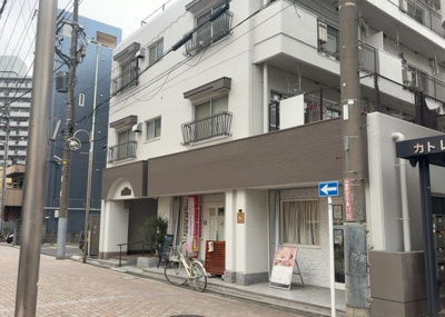 【外観】 | 成和スカイハイツ淵野辺 | 外観はマンション管理がされているかの目安になります。築年数が古いと、壁面は劣化してひび割れが生じることも！建物が古びていても細かいところが修繕されていると、きちんと管理されているなぁと感じるでしょう。
