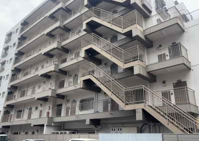 【外観】 | 成和スカイハイツ淵野辺 | マンションの駐輪場は、事前に空きがあるか確認を取ると安心です。せっかく入居したのに駐輪スペースがない！なんてことになったら大変ですよね。そこで、内見時や購入前にはまず事前に確認しておくと良いでしょう。