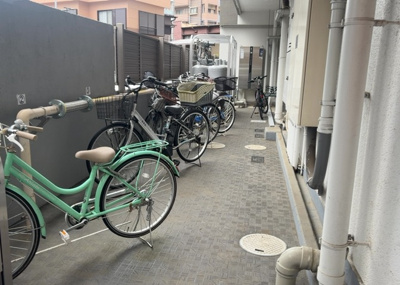 【駐車場】 | 成和スカイハイツ淵野辺 | 車一台あたりに必要なスペースは、標準サイズの普通自動車で横幅2m50cm、長さ5mは必要になります。ただし、乗降のことも考慮して横幅3m30cm、長さ5m50cmほどは確保できるところを選びましょう。
