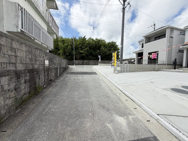 八重瀬町世名城（全3棟）ラストB号棟の前面道路含む現地写真|※南西側4m♪