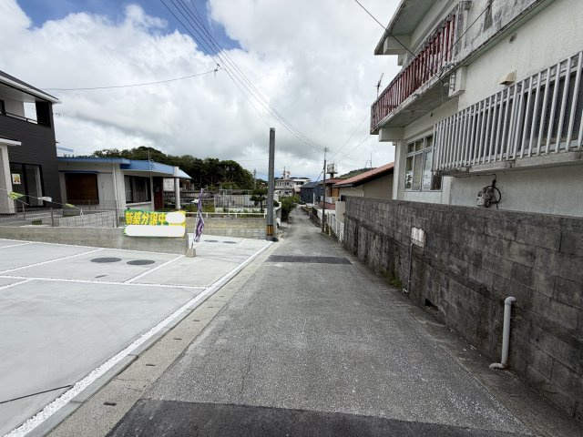 八重瀬町世名城（全3棟）ラストB号棟の前面道路含む現地写真|※南西側4m♪