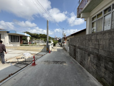 【前面道路含む現地写真】 | 八重瀬町世名城（全3棟）ラストB号棟 | ※南西側4m♪