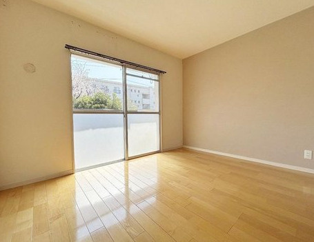 たまプラーザ団地３街区６号棟の洋室|７帖の洋室になります。南向きのため明るい日差しが差し込みます。