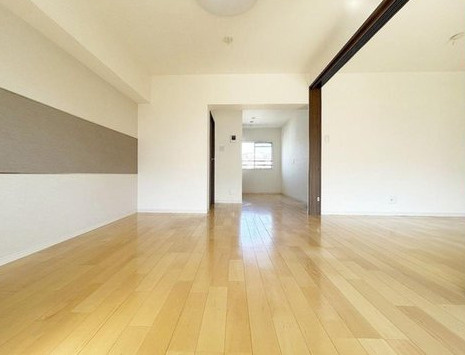 たまプラーザ団地３街区６号棟の居間・リビング|リビング隣接の６帖の洋室の扉を解放すると16.5帖のリビング空間になります。