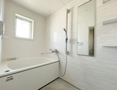 たまプラーザ団地３街区６号棟の浴室|白を基調としたバスルームです。１日の疲れを癒します。