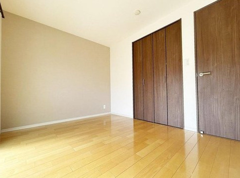 たまプラーザ団地３街区６号棟の洋室|７帖の洋室の収納の様子です。大き目のクローゼットが備わっています。