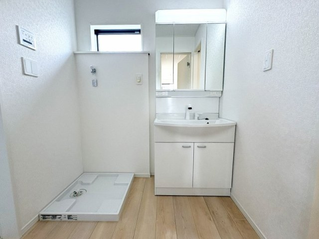 【独立洗面台】 | 西東京市谷戸町1丁目　新築一戸建住宅　全1棟　(保谷店) | 洗面台には大きく見やすい三面鏡が付いているので、身支度がスムーズに行えます。