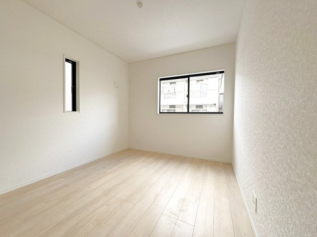 【寝室】 | 西東京市谷戸町1丁目　新築一戸建住宅　全1棟　(保谷店) | 1階5.25帖北側/落ち着いた色味のクロスとフローリングでほっと一息つける空間。