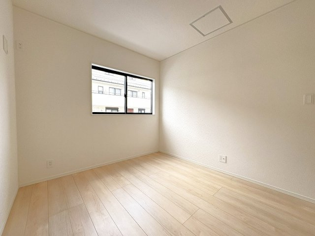 【寝室】 | 西東京市谷戸町1丁目　新築一戸建住宅　全1棟　(保谷店) | 1階5.25帖北側/さまざまな家具を取り入れやすいナチュラルな内装。