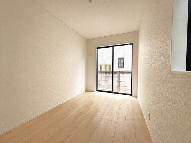 【子供部屋】 | 西東京市谷戸町1丁目　新築一戸建住宅　全1棟　(保谷店) | 1階5.25帖南側/お好みのインテリアで安らぐ癒し空間が生まれます。