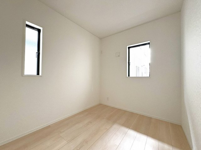 【収納】 | 西東京市谷戸町1丁目　新築一戸建住宅　全1棟　(保谷店) | 1階3.75帖/季節物の衣類や趣味用品もまとめてしまえる大容量の収納スペース