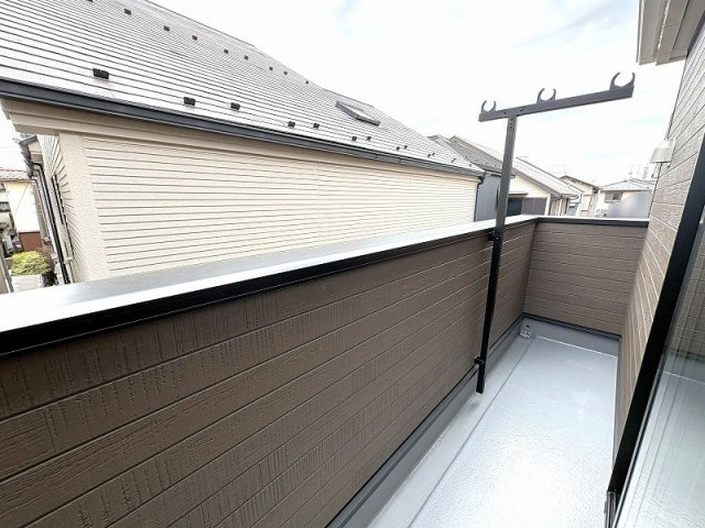 【バルコニー】 | 西東京市谷戸町1丁目　新築一戸建住宅　全1棟　(保谷店) | 陽当たり良くお洗濯に便利な南面バルコニー。