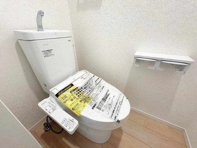 【トイレ】 | 西東京市谷戸町1丁目　新築一戸建住宅　全1棟　(保谷店) | 温水洗浄機能付、清潔感のあるトイレ。各階に設置されているので来客時も気兼ねなくお使いいただけます。