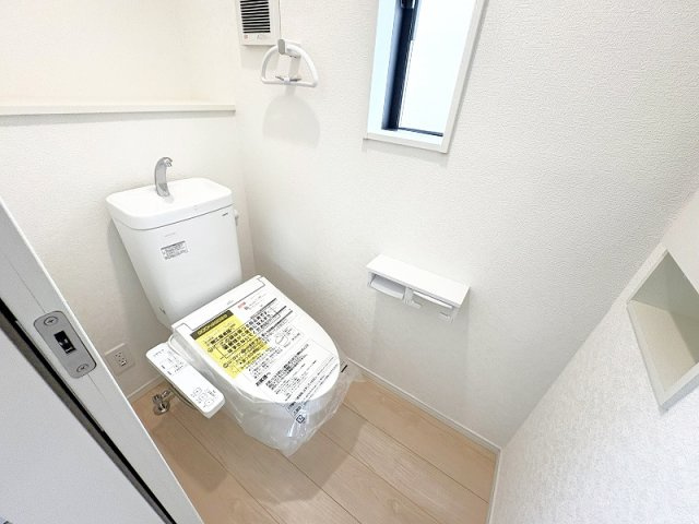 【トイレ】 | 西東京市谷戸町1丁目　新築一戸建住宅　全1棟　(保谷店) | 埋め込み収納があり生活感の出にくいスッキリとした空間です。