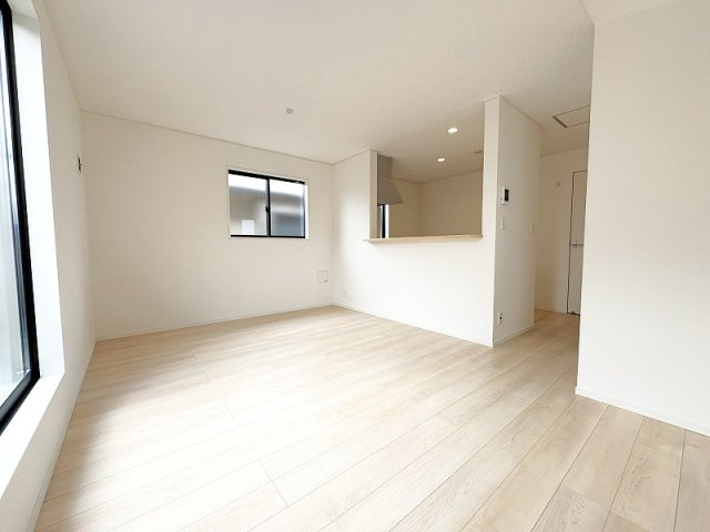 【居間・リビング】 | 西東京市谷戸町1丁目　新築一戸建住宅　全1棟　(保谷店) | 暮らしの中心となるリビングは、ご家族で心地良く過ごせる空間に。