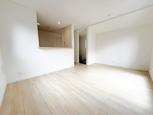 【居間・リビング】 | 西東京市谷戸町1丁目　新築一戸建住宅　全1棟　(保谷店) | リビングは2階にある為、外からの視線が気にならずゆったりとお過ごしいただけます。