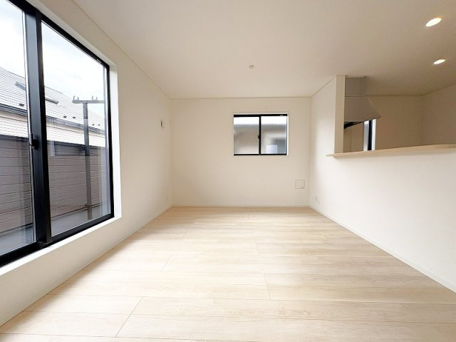 【居間・リビング】 | 西東京市谷戸町1丁目　新築一戸建住宅　全1棟　(保谷店) | キッチン、洗面室、浴室、バルコニーが2階にまとまっているので家事が効率的に進みます。
