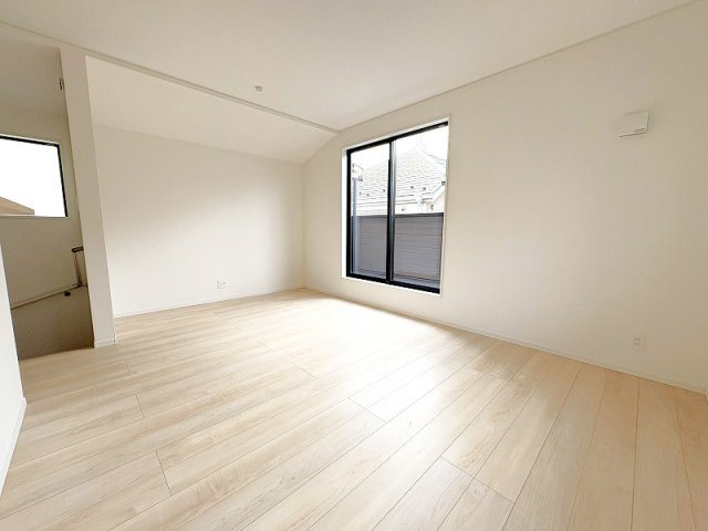 【居間・リビング】 | 西東京市谷戸町1丁目　新築一戸建住宅　全1棟　(保谷店) | 開放的な空間でゆったりとやすらぎに包まれた時をお過ごしください。