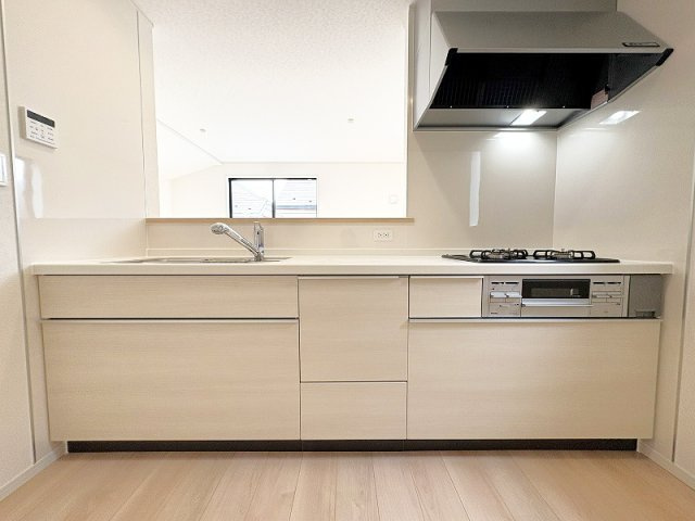 【キッチン】 | 西東京市谷戸町1丁目　新築一戸建住宅　全1棟　(保谷店) | キッチンで作業しつつ、ご家族との会話を楽しめる対面式キッチン。