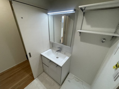 【洗面所】 | ぺリラ大森 | 明るい洗面所です