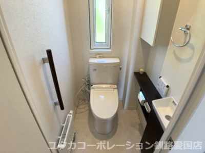 【トイレ】 | 釧路町昆布森1丁目25-1売家 | トイレも明るいです☆手洗い場や手すりもあってうれしいですね～