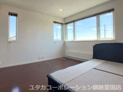【洋室】 | 釧路町昆布森1丁目25-1売家 | 大きな寝具があってもゆとりのある広さの寝室です！