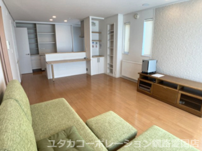 【居間・リビング】 | 釧路町昆布森1丁目25-1売家 | リビングクロスは一部調湿効果や脱臭効果を持つエコカラット使用