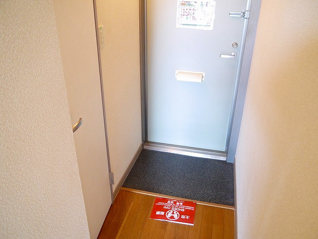 レオパレス冨田Ⅲの玄関|明るい玄関です