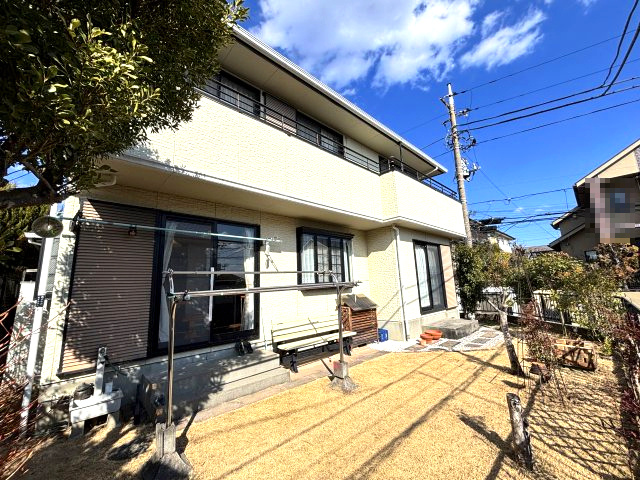 ダイワハウス軽量鉄骨造の注文住宅。約208㎡のゆとりある敷地に立つ大型戸建♪
南側ひな壇の為、1階も日当たり良好です