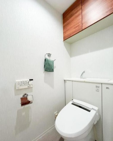 フィスナレジデンスセンター南 のトイレ|温水洗浄便座のトイレ設備です！トイレ上部にはあると便利な吊戸棚やタオル掛けを設置♪