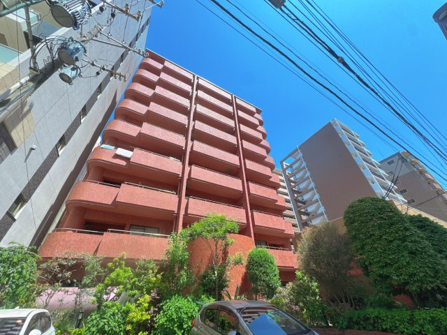 【外観】 | ライオンズマンション薬院第3☆仲介手数料無料☆ | 地下鉄七隈線・西鉄大牟田線の「薬院」駅が徒歩圏内。天神や博多、六本松方面へもスムーズにアクセス可能です。毎日の通勤・通学はもちろん、休日のお出かけもアクティブに楽しめる、福岡都心の中心的な立地です。