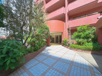【エントランス】 | ライオンズマンション薬院第3☆仲介手数料無料☆ | 居住者様の快適な暮らしを願い、表層だけでなく配管から丁寧にリノベーション工事を行っております。工事中の今だからこそ確認できる「安心の品質」をぜひ現地で。
