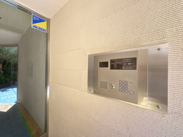 【防犯設備】 | ライオンズマンション薬院第3☆仲介手数料無料☆ | 共用部は清掃が行き届き、非常にきれいな状態です。オートロック完備で防犯面も安心。住まう人の快適さを第一に考えた、品格のある分譲マンションです。