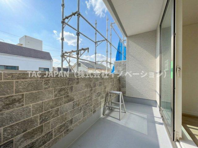 赤羽西3丁目の新築分譲のバルコニー|日差しがふんだんに注ぐ南向きバルコニー。ロケーションの良さはもちろん、風通しも良く不思議と空が近く感じられます。
※2号棟を撮影