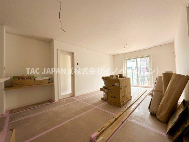 赤羽西3丁目の新築分譲の居間・リビング|挨拶の声も自然に大きく気持ちの良い毎日が過ごせる開放的な東南向きLDK（約17.9帖・カウンター完備）。四季を問わずふんだんに注ぐ心地よい朝日に包まれ気持ちの良い毎日をスタート。
※2号棟を撮影