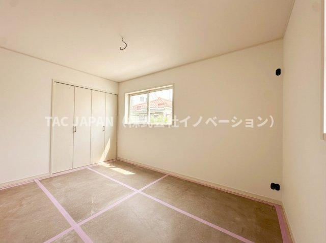 赤羽西3丁目の新築分譲の洋室|大きなクローゼットが魅力的な2階の洋室（6.5帖）。
※2号棟を撮影