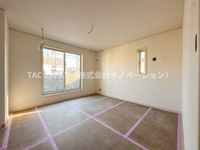 赤羽西3丁目の新築分譲の洋室|ゆとりあるクローゼットと書斎やワークスペースとして活用できるカウンタースペースを備える2階の主寝室（9.2帖）。
※2号棟を撮影